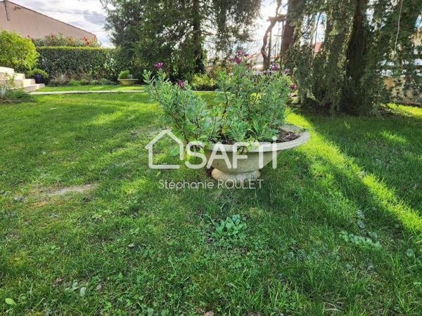 Maison sur sous-sol dans le bourg de BOURNEZEAU