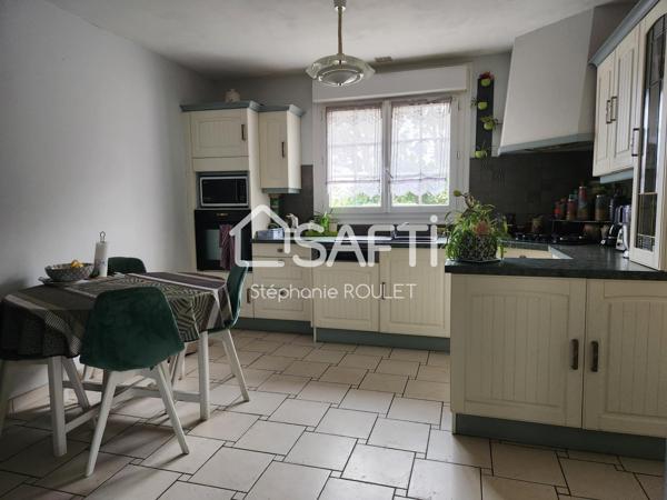 Maison sur sous-sol dans le bourg de BOURNEZEAU