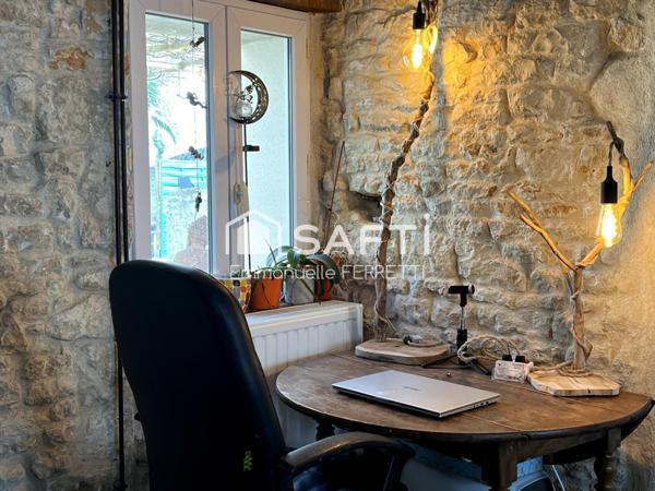 AU COEUR DE VILLAGE, MAISON EN PIERRE  ET SA DEPENDANCE AMENAGEE : pas de travaux à prévoir