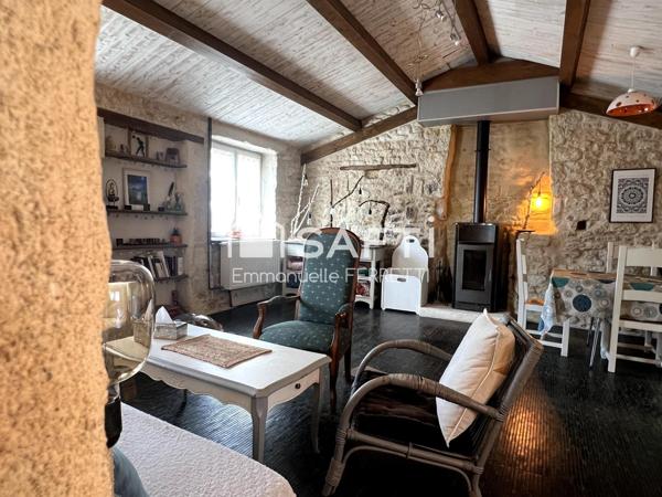 AU COEUR DE VILLAGE, MAISON EN PIERRE  ET SA DEPENDANCE AMENAGEE : pas de travaux à prévoir