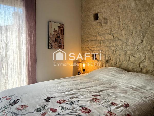 AU COEUR DE VILLAGE, MAISON EN PIERRE  ET SA DEPENDANCE AMENAGEE : pas de travaux à prévoir