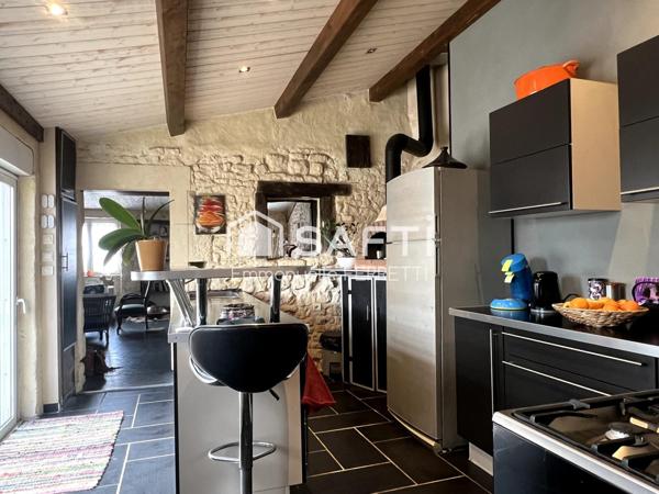 AU COEUR DE VILLAGE, MAISON EN PIERRE  ET SA DEPENDANCE AMENAGEE : pas de travaux à prévoir