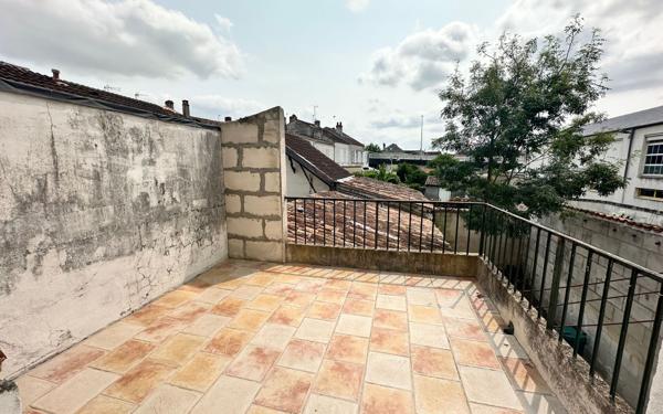 Immeuble à vendre    5 pièces •  Saintes