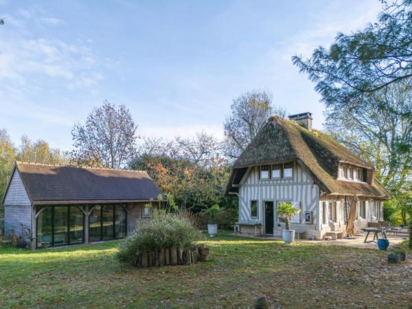 AUX PORTES DE HONFLEUR – ENSEMBLE IMMOBILIER AVEC 2 MAISONS NORMANDES ET DÉPENDANCES - TERRAIN 7 300 m²