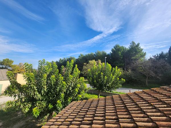 EXCLUSIVITE A MORIÈRES-LÈS-AVIGNON - Maison 5 pièces à louer avec garage, jardin de 700 m², climatisation -DPE B