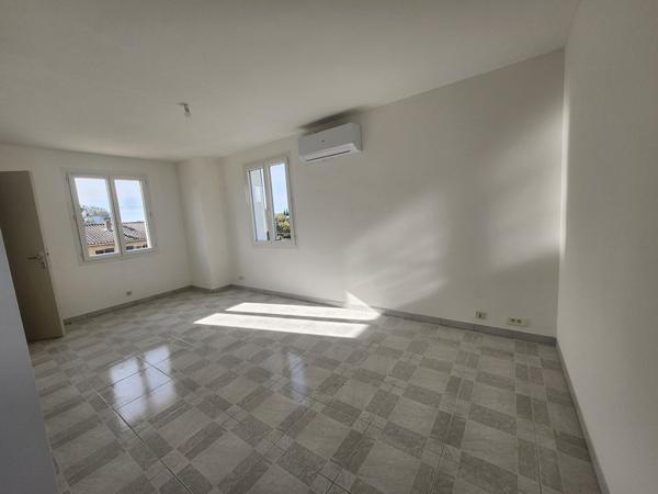 EXCLUSIVITE A MORIÈRES-LÈS-AVIGNON - Maison 5 pièces à louer avec garage, jardin de 700 m², climatisation -DPE B
