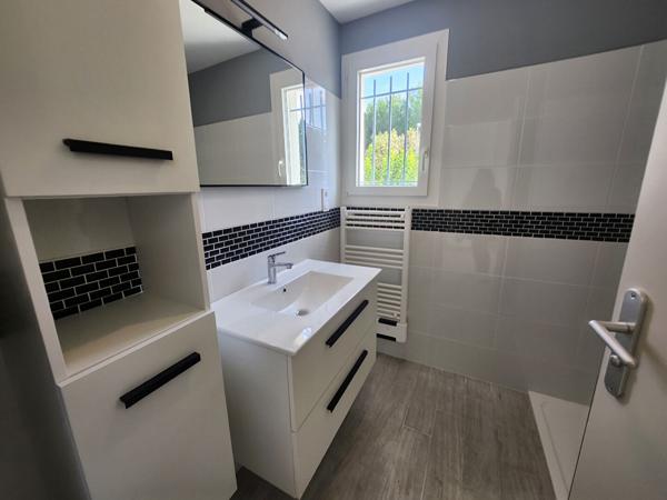 EXCLUSIVITE A MORIÈRES-LÈS-AVIGNON - Maison 5 pièces à louer avec garage, jardin de 700 m², climatisation -DPE B