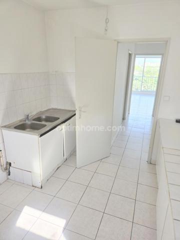 Appartement 3 pièces / 1 Chambre - Balcon - 59 m2 - 128 000 € FAI