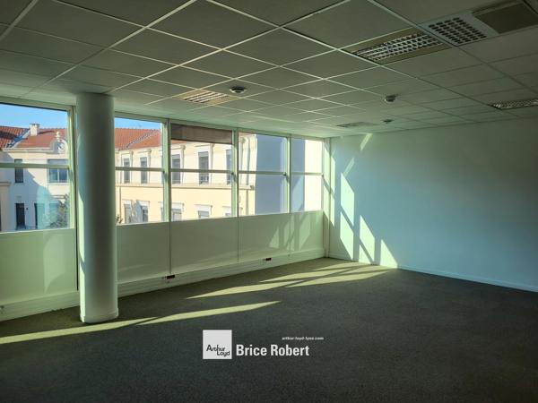 Bureaux à louer au BioParc Lyon bureaux divisibles parking disponible