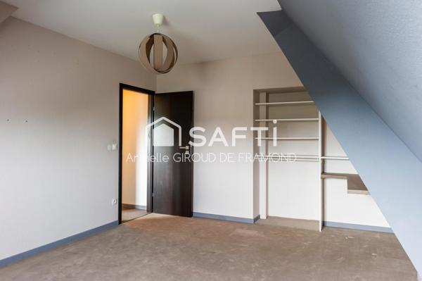 Situé à Pfastatt, appartement de 89 m2 habitable et 115 m2 au sol, 4 pièces,3 chambres avec très agréable terrasse de 18 m2 sans vis-à-vis, place de parking et dépendance aménageable.
