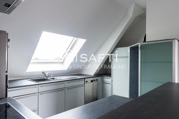 Situé à Pfastatt, appartement de 89 m2 habitable et 115 m2 au sol, 4 pièces,3 chambres avec très agréable terrasse de 18 m2 sans vis-à-vis, place de parking et dépendance aménageable.