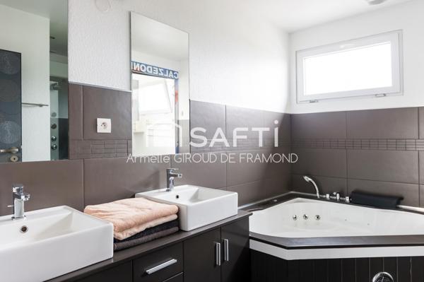 Situé à Pfastatt, appartement de 89 m2 habitable et 115 m2 au sol, 4 pièces,3 chambres avec très agréable terrasse de 18 m2 sans vis-à-vis, place de parking et dépendance aménageable.