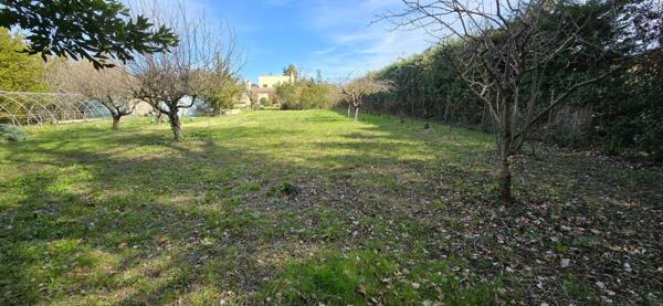 Terrain plat à bâtir libre constructeur sur une parcelle de 1918 m² dont 591 m² de partie constructible