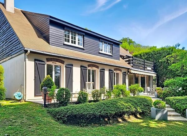 Maison  familiale de  5 chambres, beaux espaces de  réception sur jardin paysagé