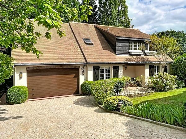 Maison  familiale de  5 chambres, beaux espaces de  réception sur jardin paysagé