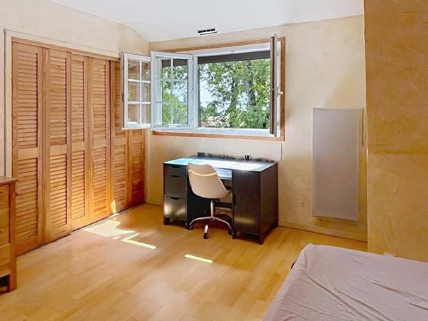 Maison  familiale de  5 chambres, beaux espaces de  réception sur jardin paysagé