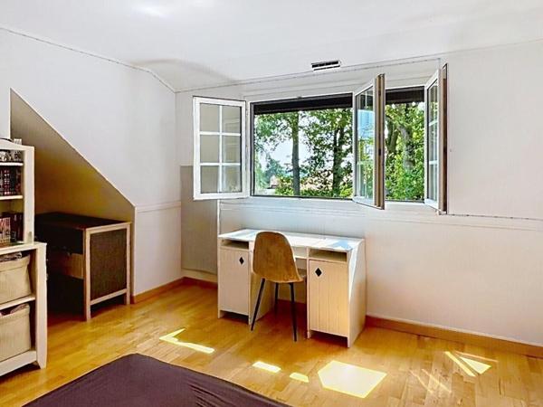 Maison  familiale de  5 chambres, beaux espaces de  réception sur jardin paysagé