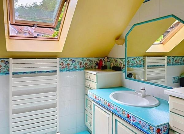 Maison  familiale de  5 chambres, beaux espaces de  réception sur jardin paysagé