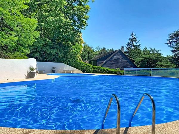 Maison  familiale de  5 chambres, beaux espaces de  réception sur jardin paysagé