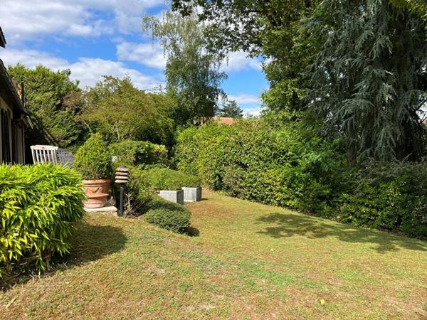 Maison  familiale de  5 chambres, beaux espaces de  réception sur jardin paysagé