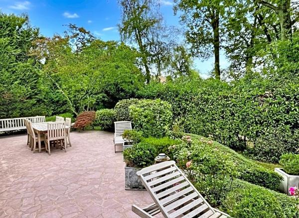 Maison  familiale de  5 chambres, beaux espaces de  réception sur jardin paysagé