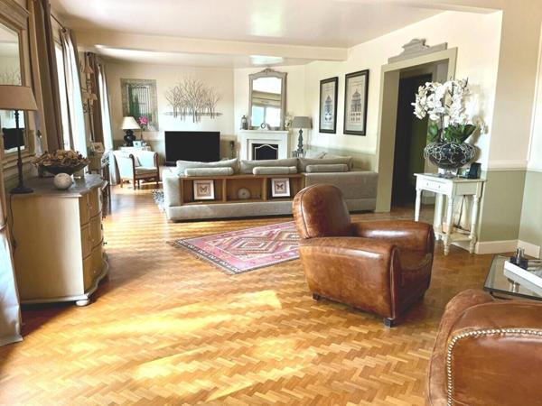 Maison  familiale de  5 chambres, beaux espaces de  réception sur jardin paysagé