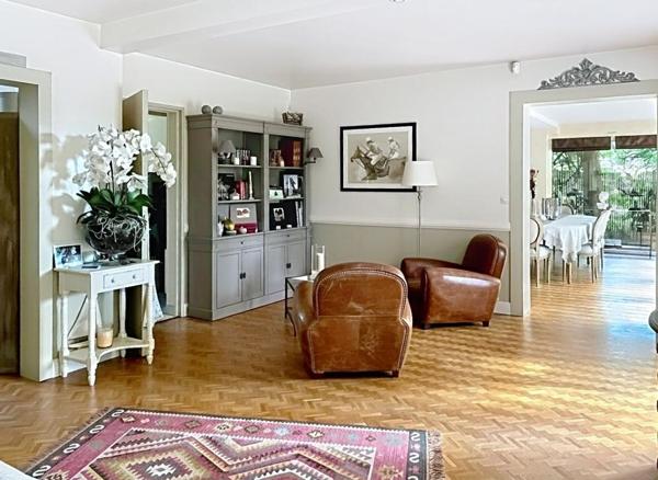 Maison  familiale de  5 chambres, beaux espaces de  réception sur jardin paysagé