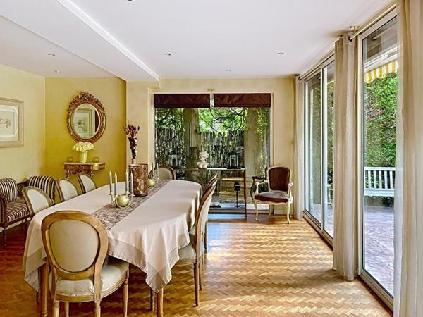 Maison  familiale de  5 chambres, beaux espaces de  réception sur jardin paysagé