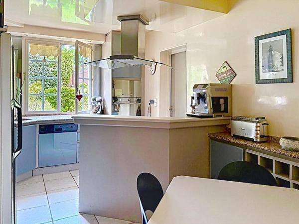 Maison  familiale de  5 chambres, beaux espaces de  réception sur jardin paysagé