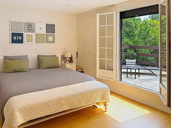 Maison  familiale de  5 chambres, beaux espaces de  réception sur jardin paysagé