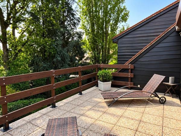 Maison  familiale de  5 chambres, beaux espaces de  réception sur jardin paysagé