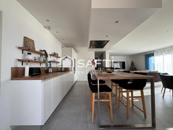 Villa récente - vue dégagée - terrain piscinable - garage et stationnements