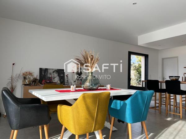 Villa récente - vue dégagée - terrain piscinable - garage et stationnements