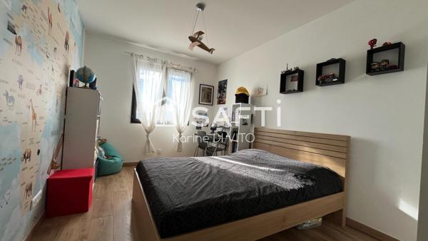 Villa récente - vue dégagée - terrain piscinable - garage et stationnements