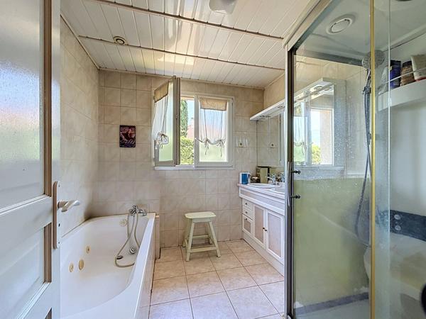 Villa familiale vue lac 7 pièces de 216 m² avec appartement indépendant et piscine à Aix-les-Bains