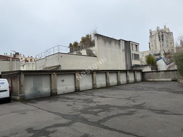 IDEAL INVESTISSEUR ENSEMBLE DE 10 BOX ET 20 PLACES DE PARKING SUR MONTREUIL, QUARTIER CROIX DE CHAVAUX ,  A VENDRE 10 BOXES ET 20 PLACES DE PARKINGS