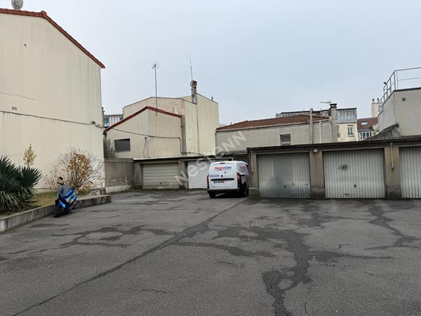 IDEAL INVESTISSEUR ENSEMBLE DE 10 BOX ET 20 PLACES DE PARKING SUR MONTREUIL, QUARTIER CROIX DE CHAVAUX ,  A VENDRE 10 BOXES ET 20 PLACES DE PARKINGS