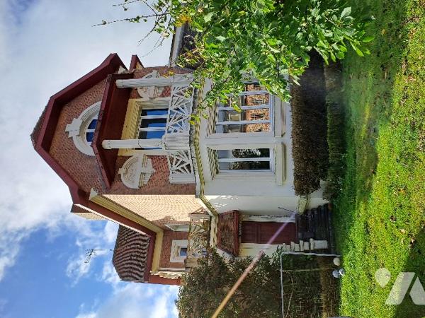 Maison de Charme  : salon, cuisine, SAM, entrée, dressing, WC+lavabo, 6 chambres, bureau
Dépendance