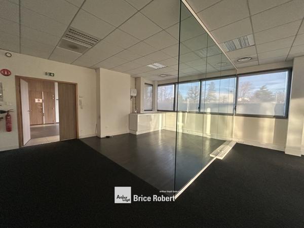 Bureaux à louer à Dardilly dans immeuble de standing avec parking