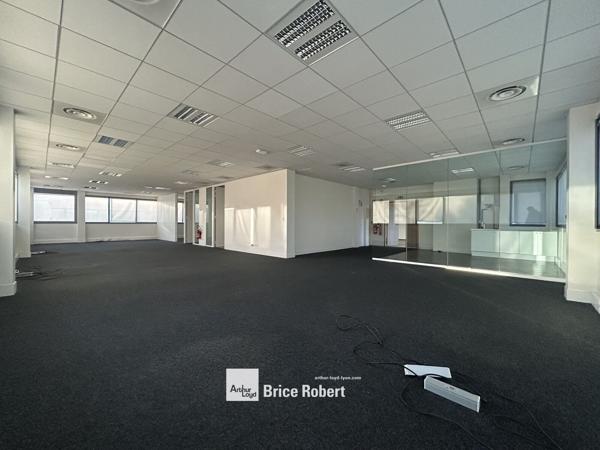 Bureaux à louer à Dardilly dans immeuble de standing avec parking