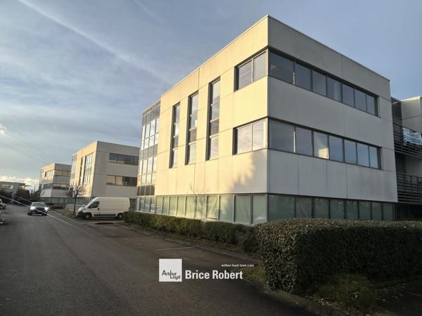 Bureaux à louer à Dardilly dans immeuble de standing avec parking