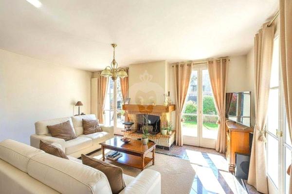 Maison
                                                                                                                                                                                                                                                                                                                        6 pièce(s)                                                                                                                                                                                                          4 chambre(s)                                                                                                                                                                                                          171  m²