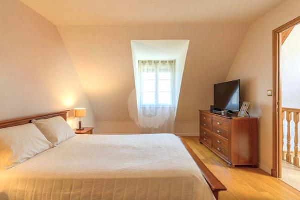 Maison
                                                                                                                                                                                                                                                                                                                        6 pièce(s)                                                                                                                                                                                                          4 chambre(s)                                                                                                                                                                                                          171  m²