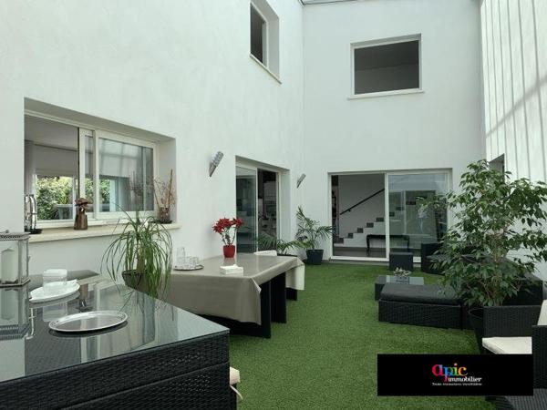 Spacieuse villa contemporaine