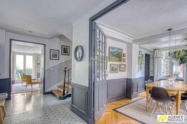 Versailles Notre-Dame Les Prés - Maison 9 pièces 271.76 m² au sol avec dépendance et sous-sol total sur parcelle de 430 m² 2 770 000 € **  - Référence  28032