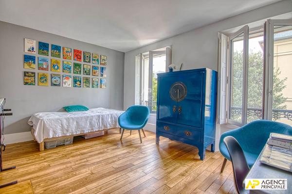 Versailles Notre-Dame Les Prés - Maison 9 pièces 271.76 m² au sol avec dépendance et sous-sol total sur parcelle de 430 m² 2 770 000 € **  - Référence  28032