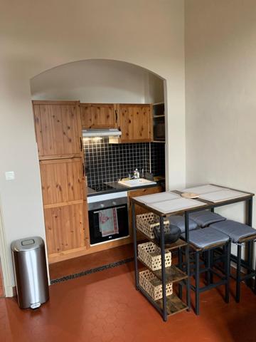 Centre Aix – T2 avec balcon dans petit immeuble de charme : une opportunité rare !