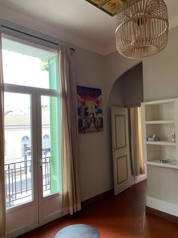 Centre Aix – T2 avec balcon dans petit immeuble de charme : une opportunité rare !