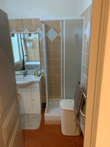 Centre Aix – T2 avec balcon dans petit immeuble de charme : une opportunité rare !