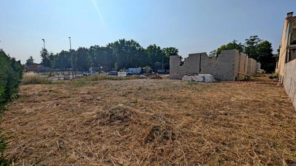 Terrain à bâtir de 408,00 m² à PELISSANNE (13)